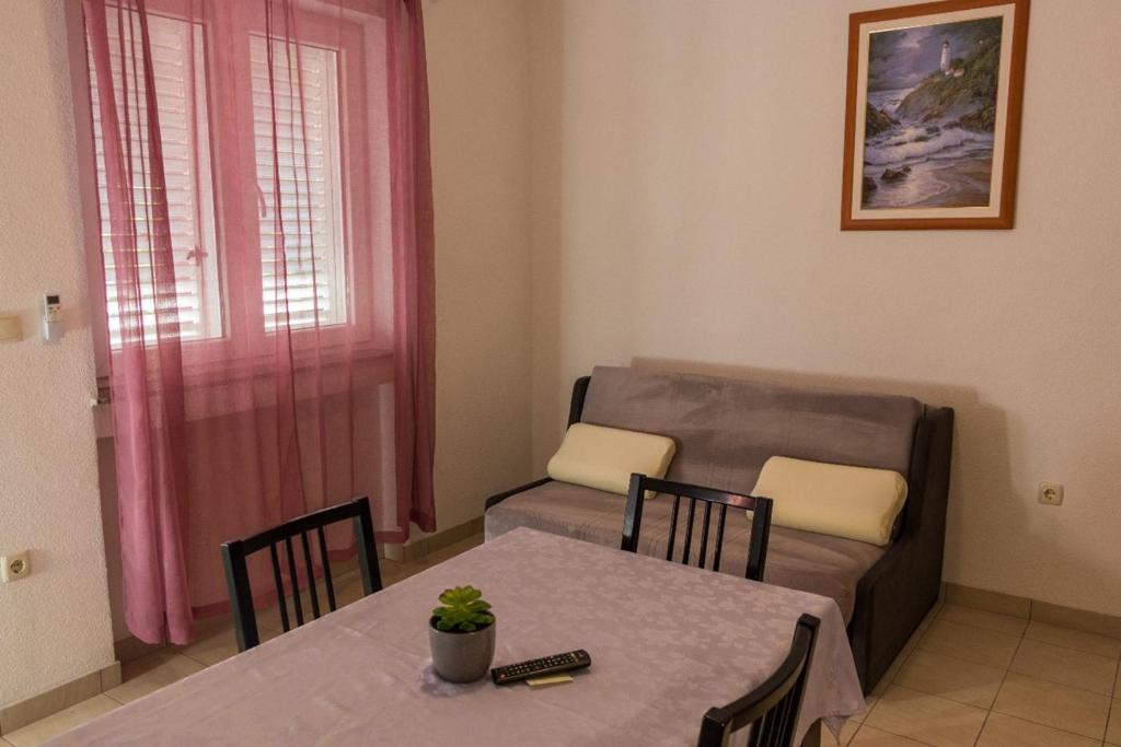 Posedenie v ubytovaní Apartment in Mundanije with terrace, air conditioning, WiFi (4912-2)