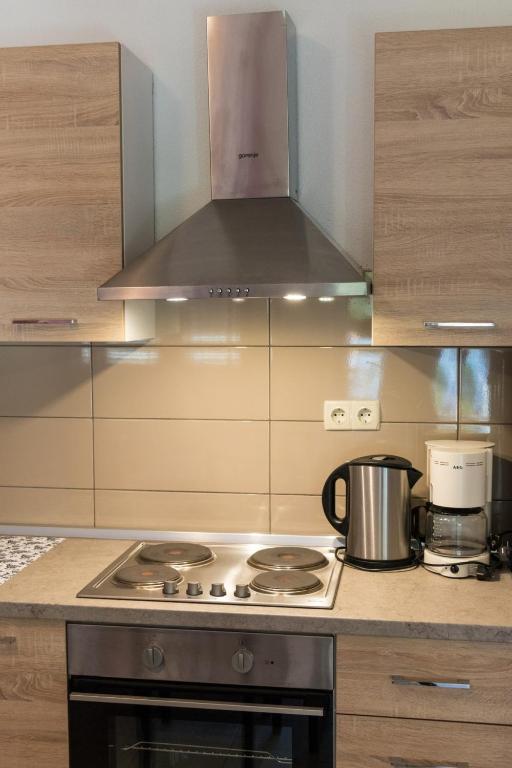 Kuchyňa alebo kuchynka v ubytovaní Apartment in Mundanije with terrace, air conditioning, WiFi (4912-2)