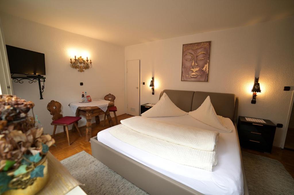Postel nebo postele na pokoji v ubytování Hotel Zrenners GARNI