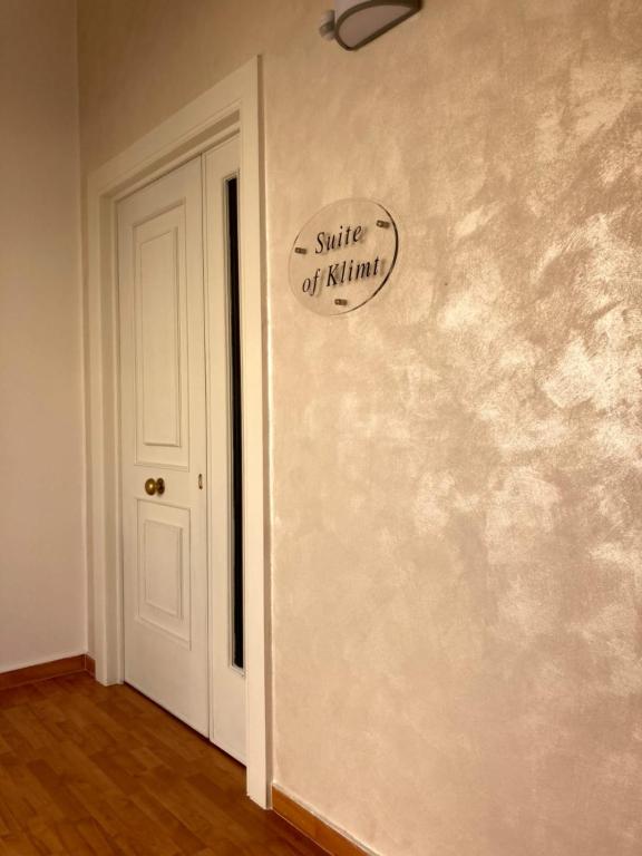 Fotografie z fotogalerie ubytování SUITE OF KLIMT v destinaci Porto Cesareo