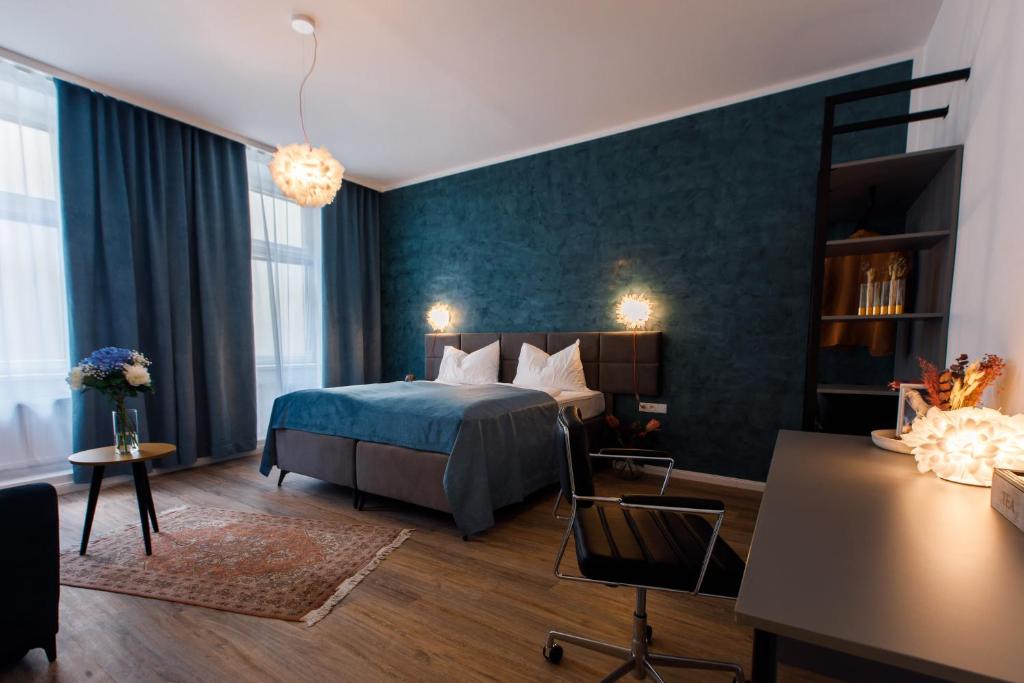 um quarto de hotel com uma cama e uma sala de estar em Florum Hotel em Viena