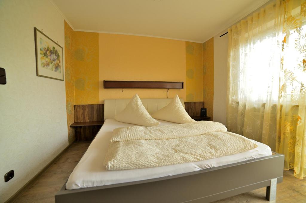 Postel nebo postele na pokoji v ubytování Hotel Zrenners GARNI