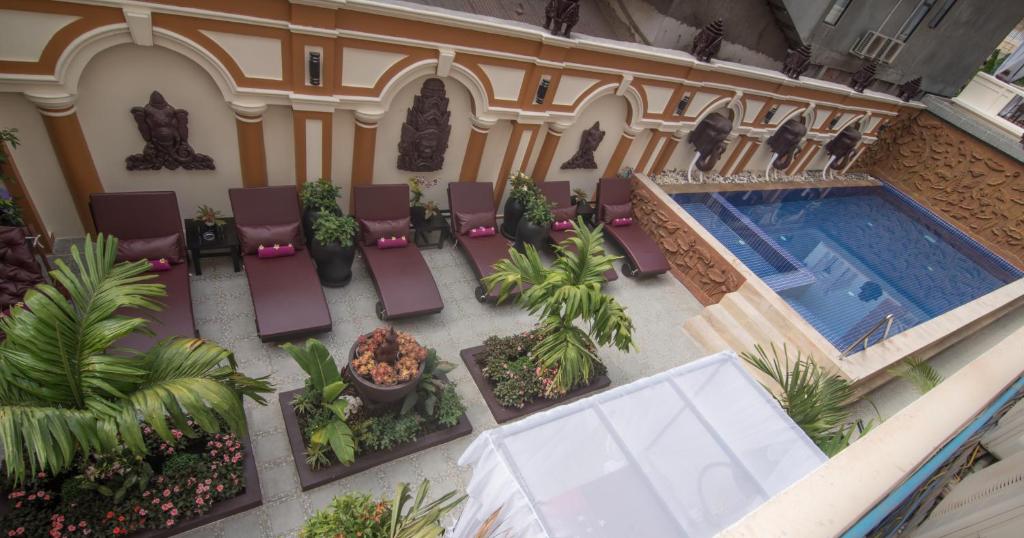 una vista sul soffitto di un patio con piscina e piante di Reaksmey Chanreas Hotel a Siem Reap