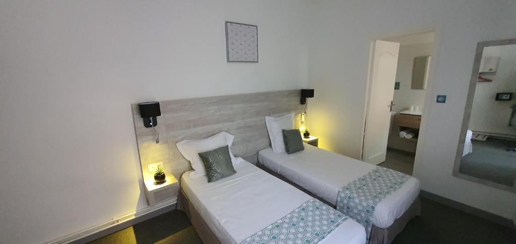 Postel nebo postele na pokoji v ubytování Hôtel L'Alsace-Gare sncf