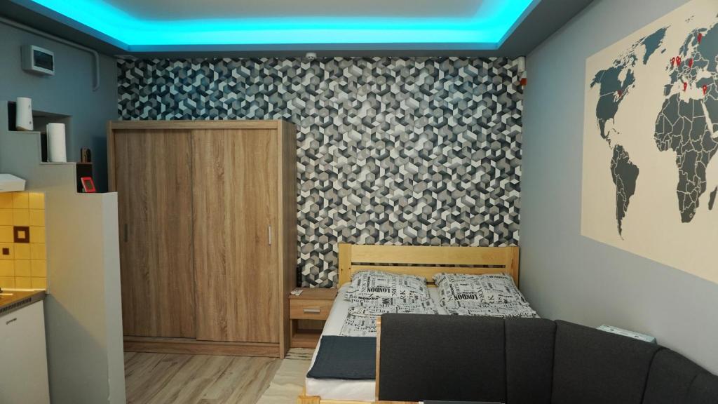 デブレツェンにあるBelvarosi Exkluzív Minigarzonのベッド付きの部屋、壁に世界地図