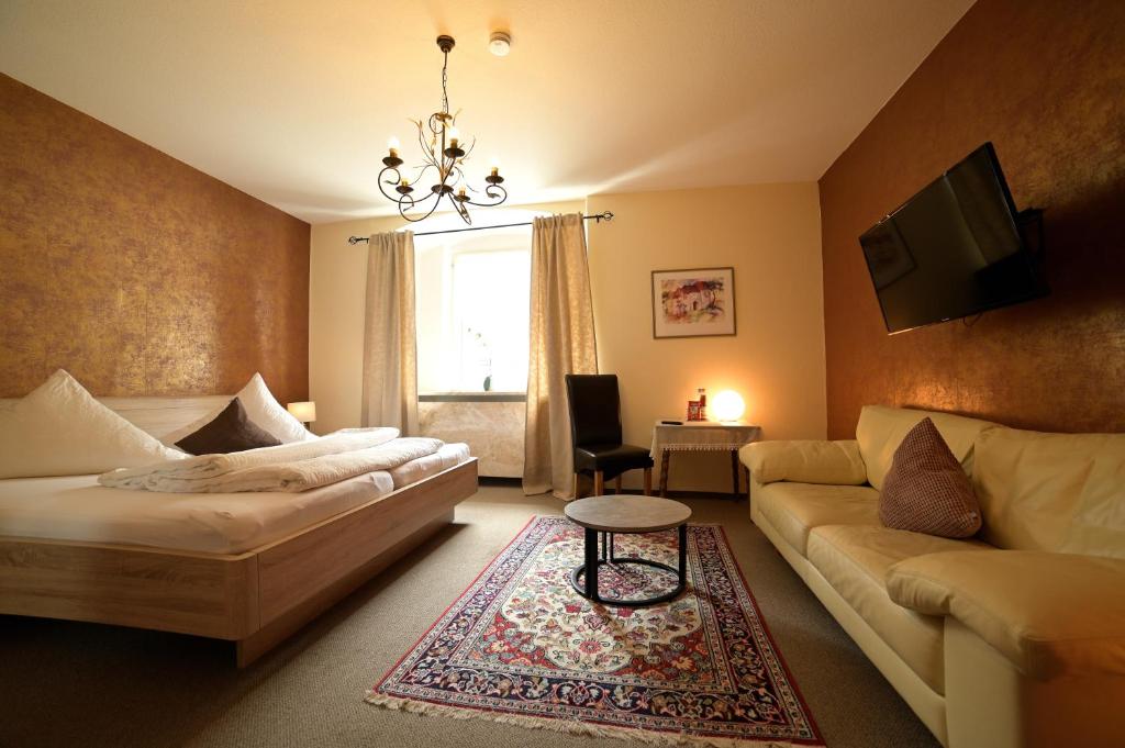 TV a/nebo společenská místnost v ubytování Hotel Zrenners GARNI