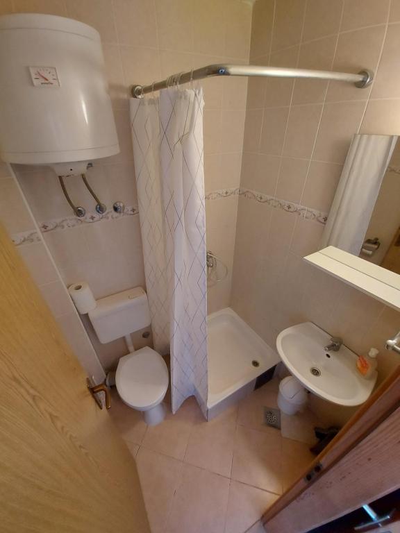 Koupelna v ubytování Apartmani More