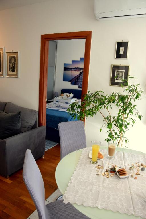 Posedenie v ubytovaní Apartment Marimar, beachfront 1st row