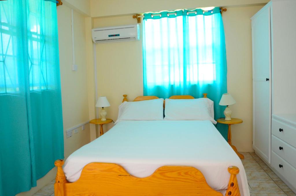 Postel nebo postele na pokoji v ubytování Bascombe Apartments