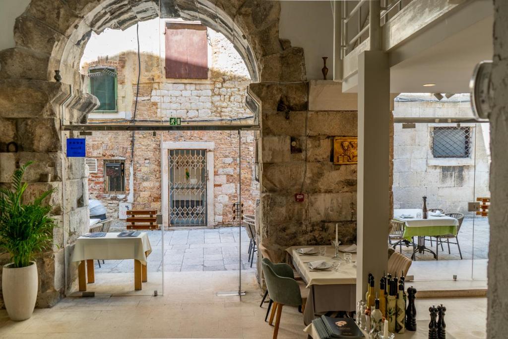 Afbeelding uit fotogalerij van Leonis Restaurant & Rooms in Split