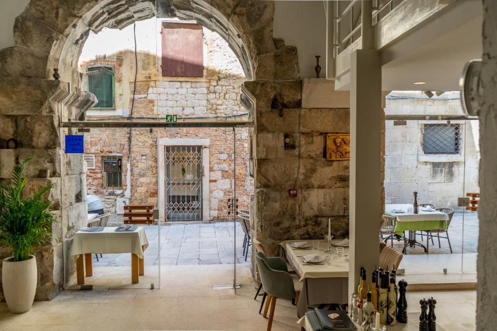 Posezení v ubytování Leonis Restaurant & Rooms
