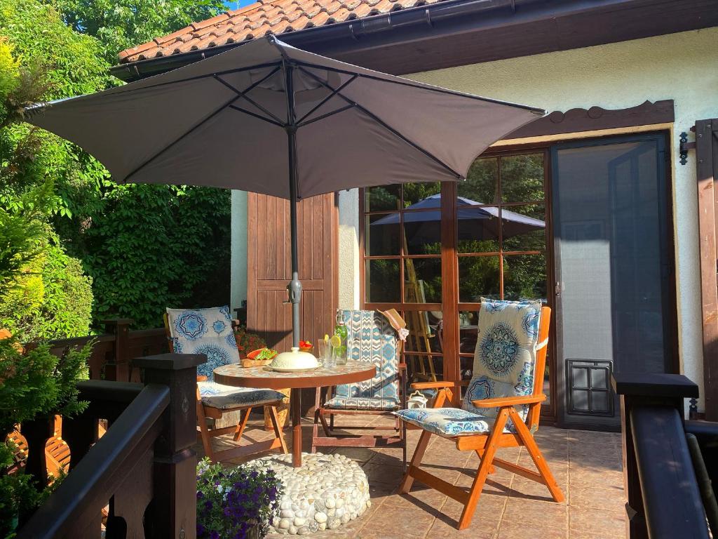 Patio lub wspólna przestrzeń na świeżym powietrzu w obiekcie Szeroki Bór oaza w Puszczy z Sauną, Banią i Jacuzzi
