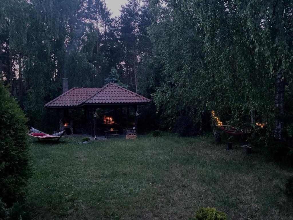 Ogród w obiekcie Szeroki Bór oaza w Puszczy z Sauną, Banią i Jacuzzi
