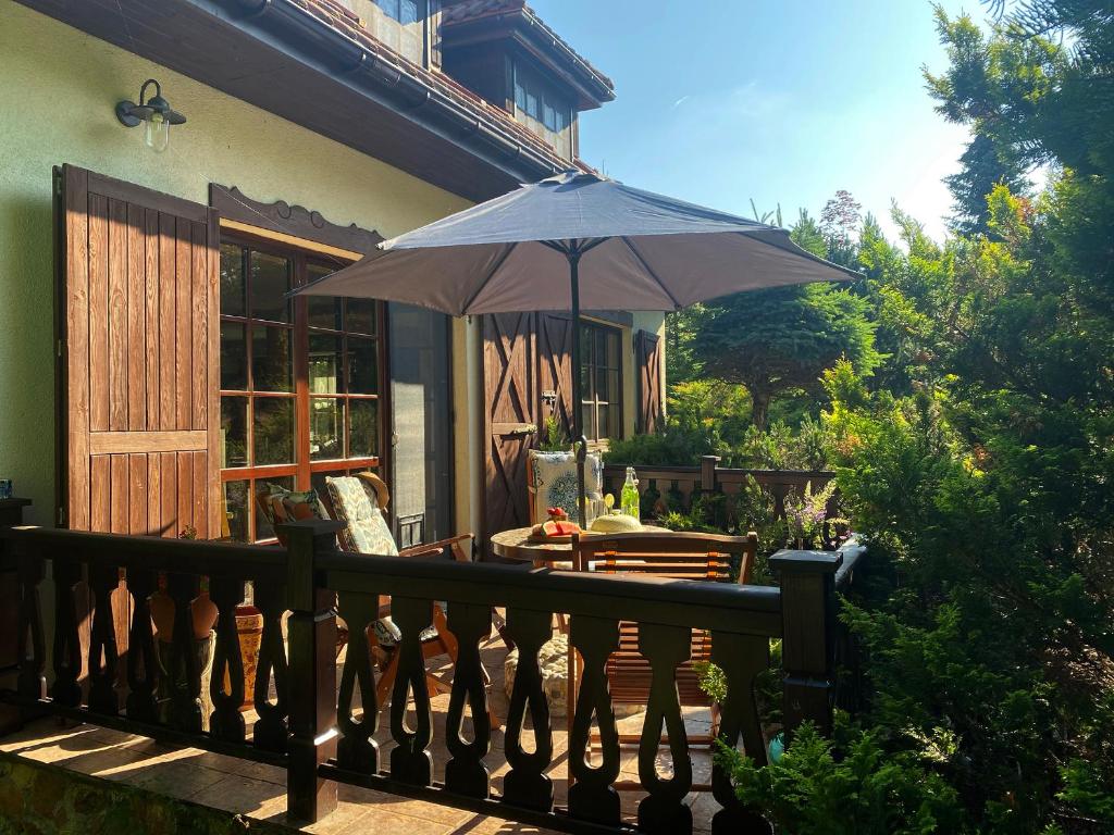 Balkon lub taras w obiekcie Szeroki Bór oaza w Puszczy z Sauną, Banią i Jacuzzi