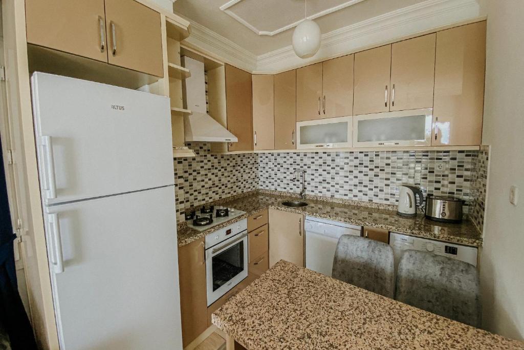 A kitchen or kitchenette at Begonvil Apart - 1