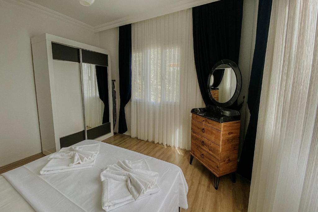 A bed or beds in a room at Begonvil Apart - 1