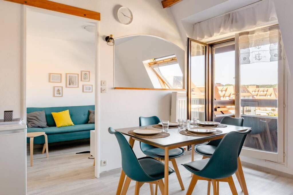 - une salle à manger et un salon avec une table et des chaises dans l'établissement Duplex by the sea in Normandy, à Villers-sur-Mer