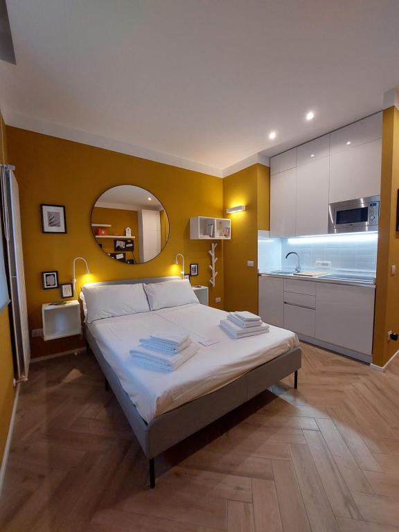 una camera con un grande letto e uno specchio di Porta Venezia Lifestyle Home Milano a Milano