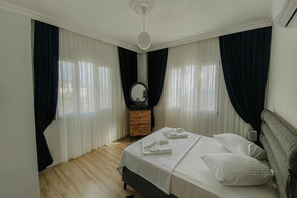 A bed or beds in a room at Begonvil Apart - 1