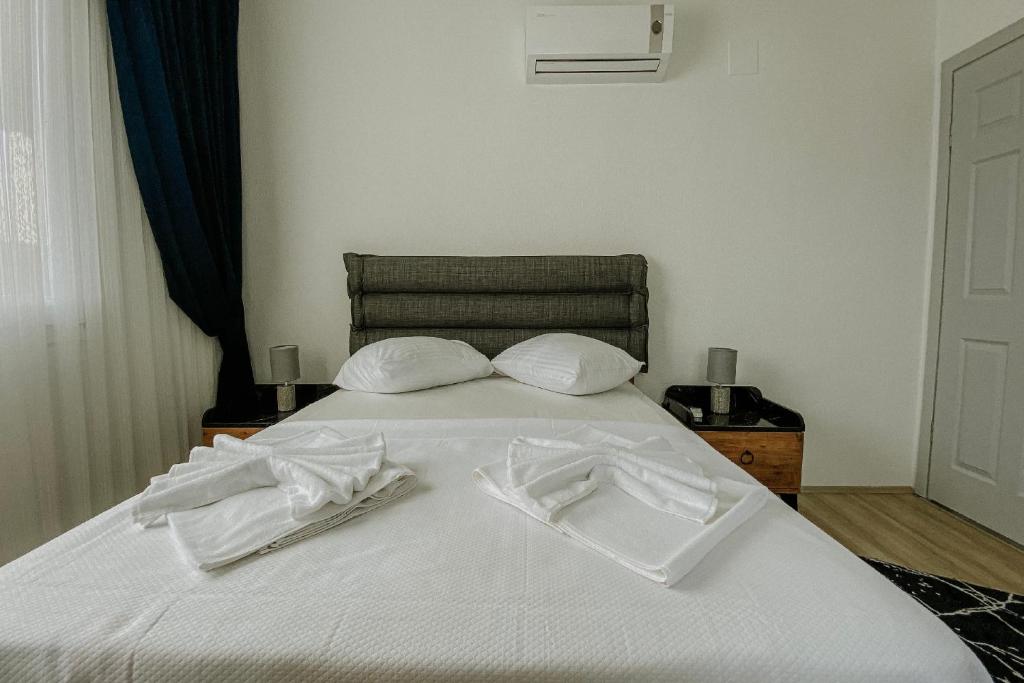 A bed or beds in a room at Begonvil Apart - 1