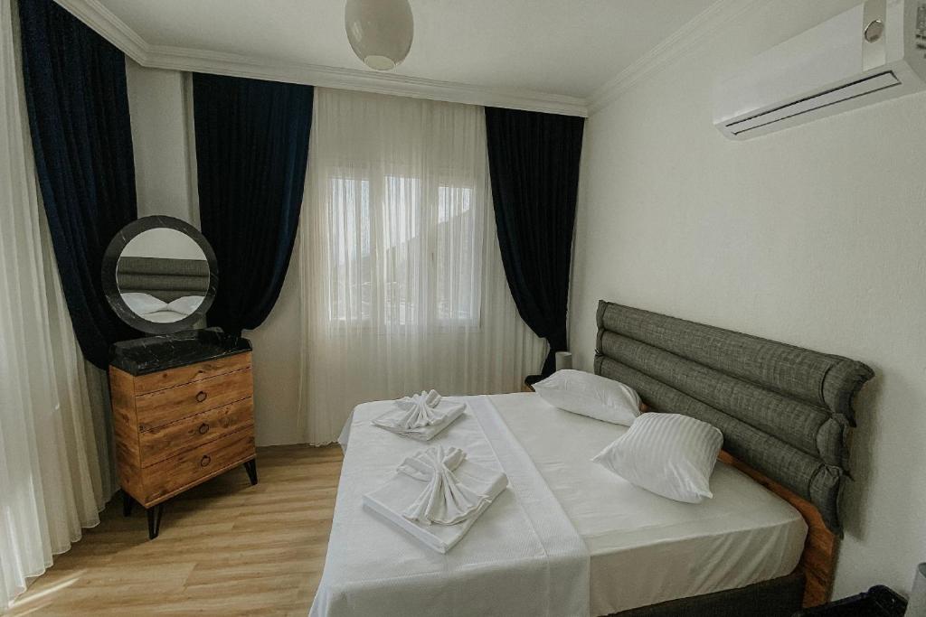A bed or beds in a room at Begonvil Apart - 1