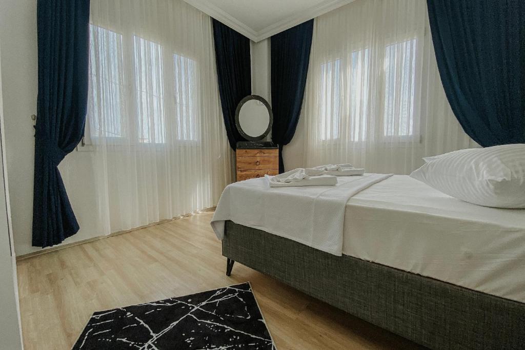 A bed or beds in a room at Begonvil Apart - 1