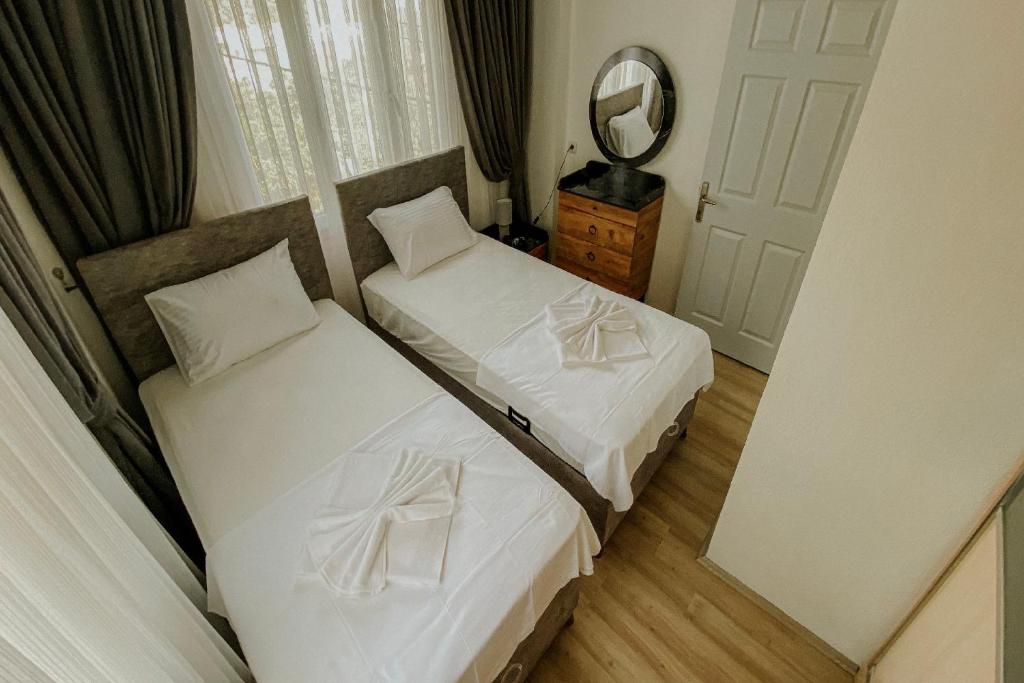 A bed or beds in a room at Begonvil Apart - 1