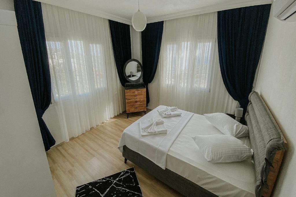 A bed or beds in a room at Begonvil Apart - 1