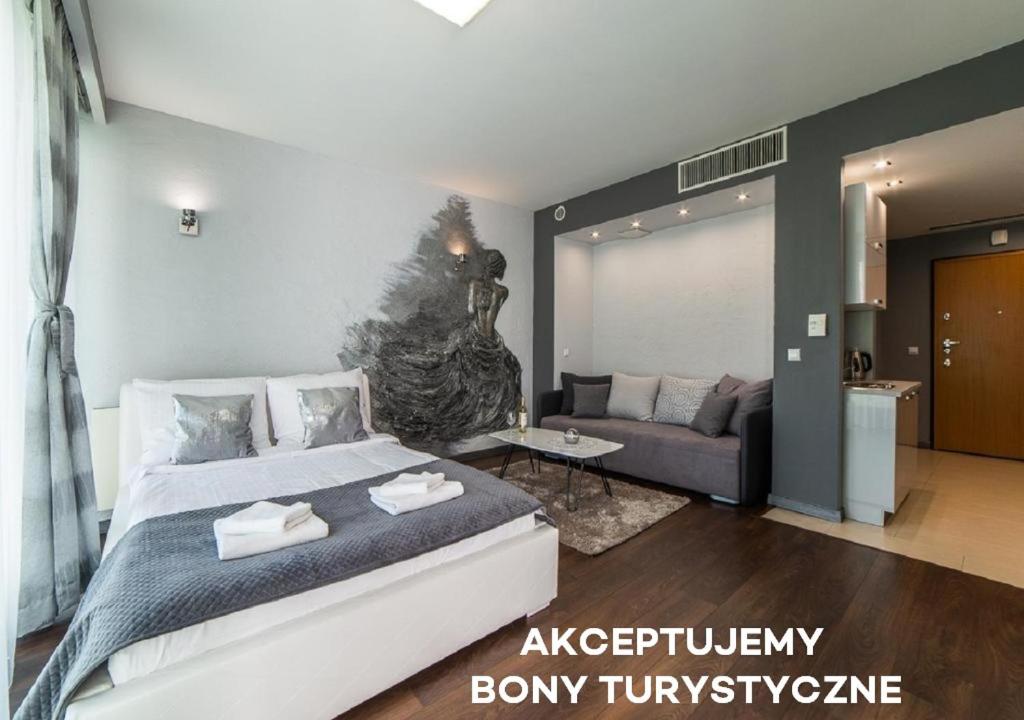 1 dormitorio con 1 cama grande y 1 sofá en AR Apartments - Angel Center Kraków, en Cracovia