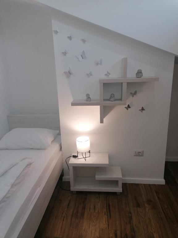 Łóżko lub łóżka w pokoju w obiekcie Apartmani Kiko