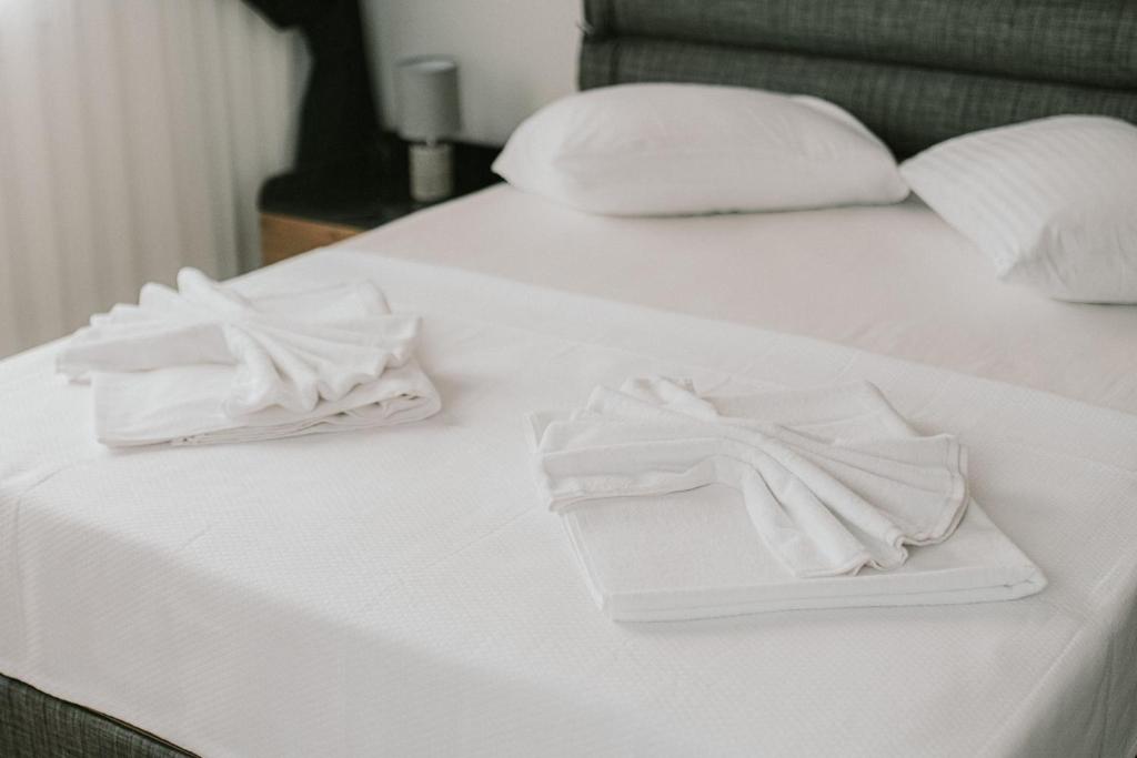 A bed or beds in a room at Begonvil Apart - 1