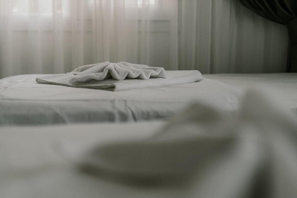 A bed or beds in a room at Begonvil Apart - 1