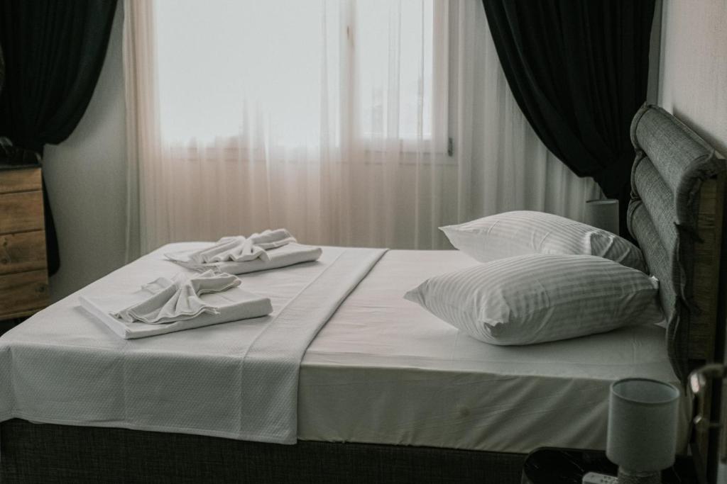 A bed or beds in a room at Begonvil Apart - 1