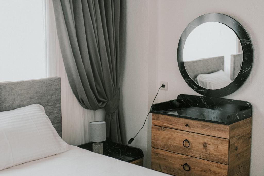 A bed or beds in a room at Begonvil Apart - 1