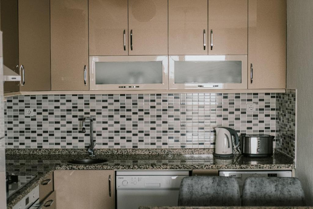 A kitchen or kitchenette at Begonvil Apart - 1