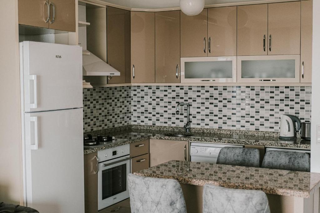 A kitchen or kitchenette at Begonvil Apart - 1