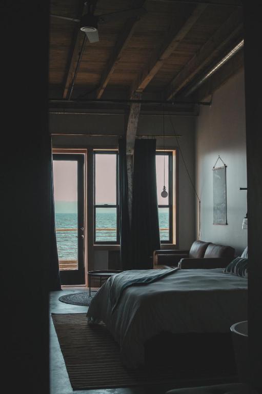 Postel nebo postele na pokoji v ubytování Bowline Hotel