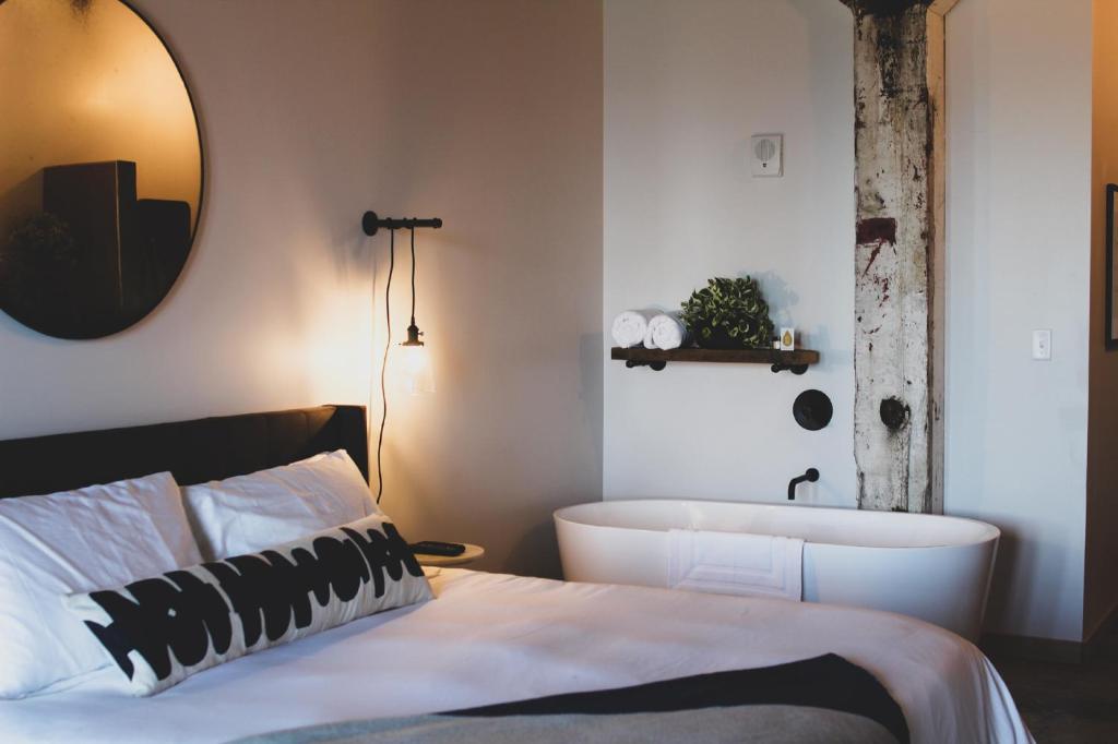 Postel nebo postele na pokoji v ubytování Bowline Hotel
