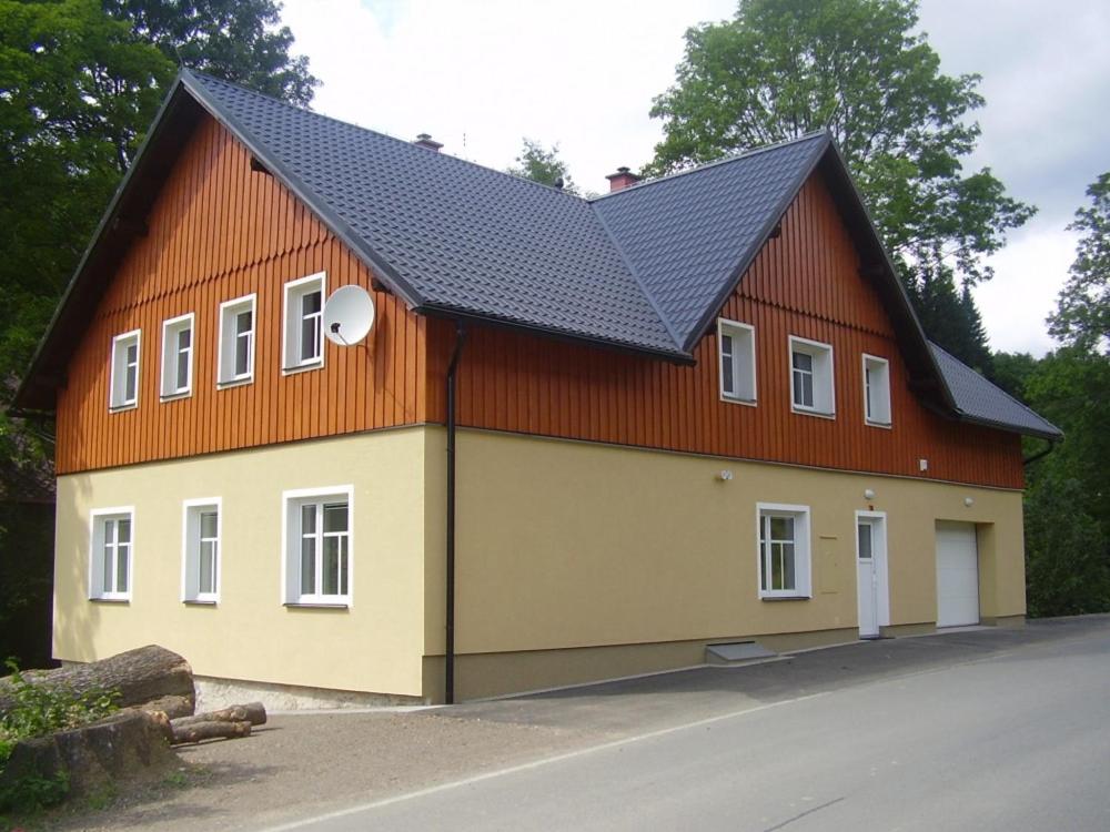 een groot huis met een gambrel dak bij Apartmány VAKSTAV Dolní Morava in Dolní Morava