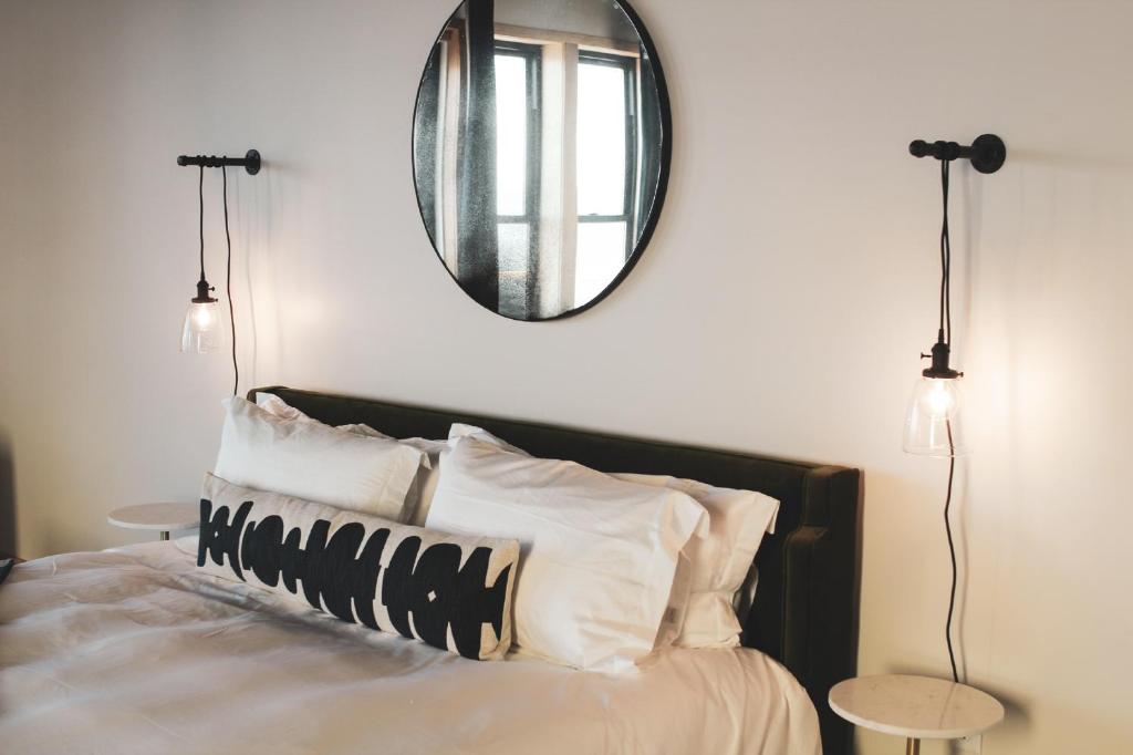 Postel nebo postele na pokoji v ubytování Bowline Hotel