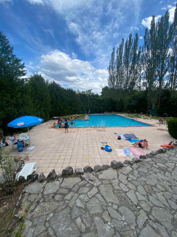 una gran piscina con gente alrededor en Glamping Cañon del Rio Lobos, en Ucero