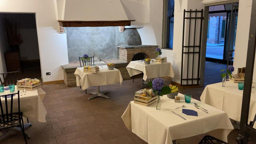 Um restaurante ou outro lugar para comer em Bes Hotel Bergamo Cologno al Serio