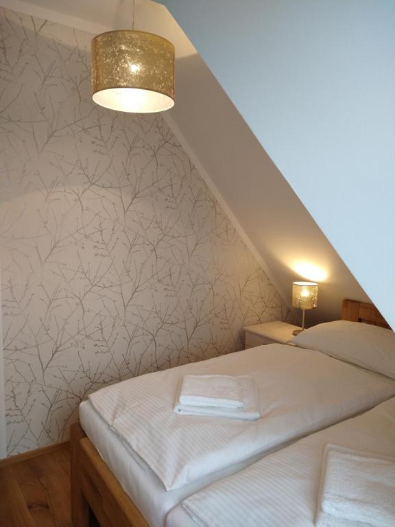Rúm í herbergi á Apartmány Malý mnich