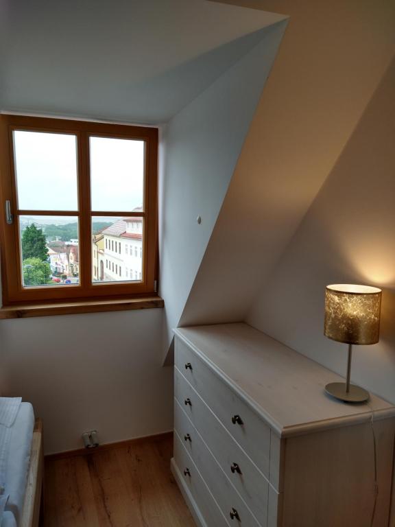 Rúm í herbergi á Apartmány Malý mnich