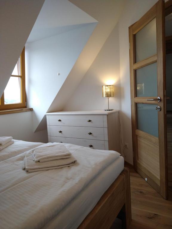Rúm í herbergi á Apartmány Malý mnich