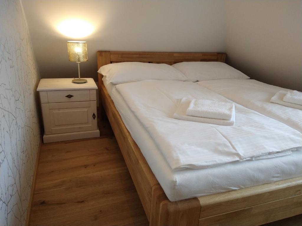 Rúm í herbergi á Apartmány Malý mnich