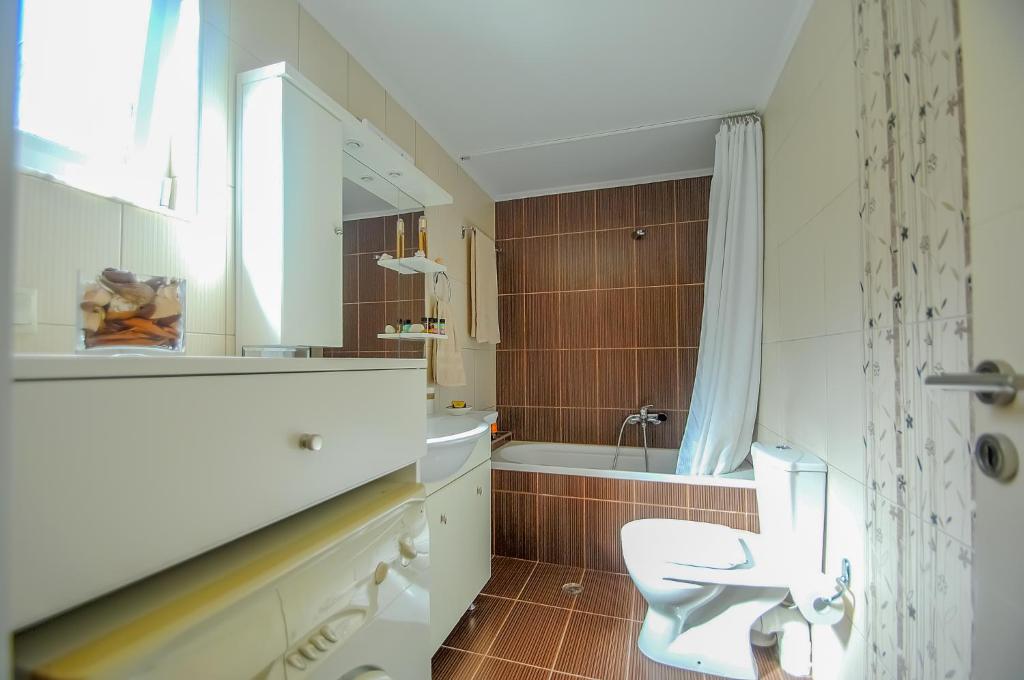 łazienka z toaletą, umywalką i wanną w obiekcie Apartment close to Balos-Elafonisi and Falasarna! w mieście Kámbos