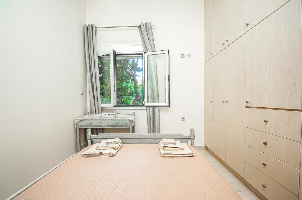 biały pokój z łóżkiem i oknem w obiekcie Apartment close to Balos-Elafonisi and Falasarna! w mieście Kámbos