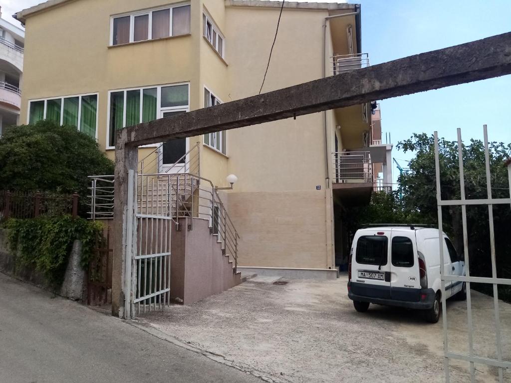 Budova, v ktorej sa apartmán nachádza