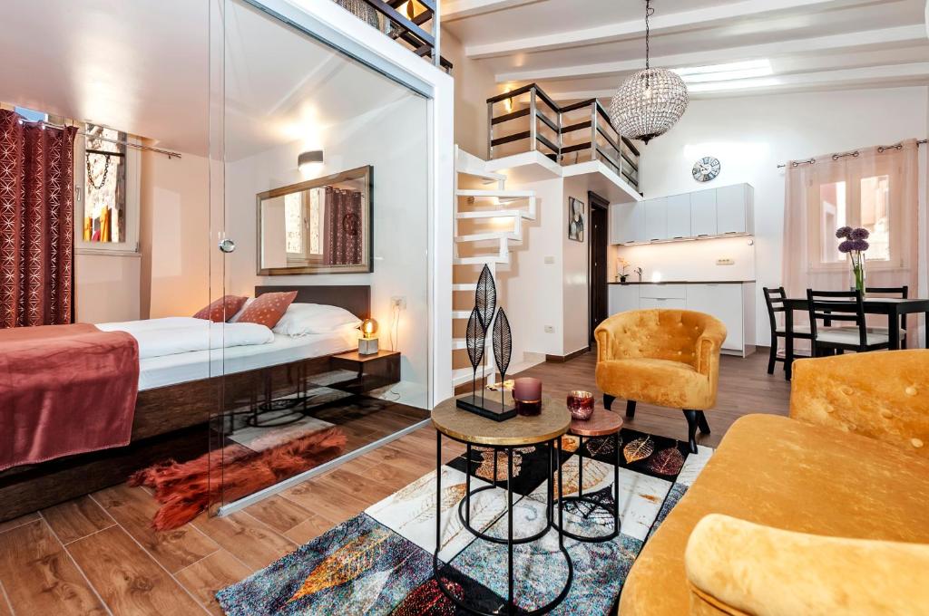 1 dormitorio con 1 cama y sala de estar en VILLA ANDREJA - Deluxe Apartments, en Rovinj